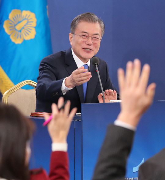 질문 받는 文대통령 문재인 대통령이 10일 오전 청와대 영빈관에서 열린 2019년 신년 기자회견에서 취재진이 질문권을 얻기 위해 서로 손을 들자 미소짓고 있다.    연합뉴스